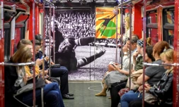 Des passagers dans une rame de métro décorée avec une photo du légendaire gardien russe Lev Yachine, le 13 juin 2018 à Moscou
