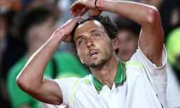 Le Français Arthur Rinderknech battu par l'Américain Taylor Fritz au 2e tour de Roland-Garros, le 1er juin 2023 à Paris 