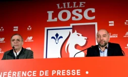 L'ancien président de Lille Michel Seydoux (g) et son successeur Gérard Lopez, le 13 janvier 2017 à Camphin-en-Pévèle