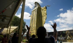 Des Mexicains prient devant la Santa Muerte, une statue représentant la mort, le 4 octobre 2020 à Tultitlan