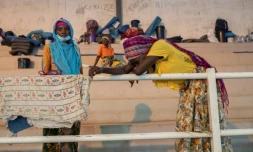 Des personnes évacuées de la ville de Palma aprÚs une attaque jihadiste, regroupées dans un centre d'aide à Pemba, le 2 avril 2021 au Mozambique