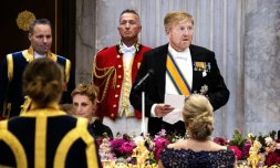 Le roi des Pays-Bas Willem-Alexander (à droite) prononce un discours lors d'un dîner de gala avec le corps diplomatique au palais royal d'Amsterdam, le 14 juin 2023