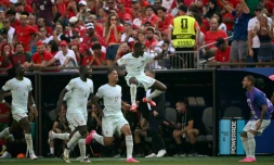 L'équipe de France, avec notamment un but d'Ousmane Dembélé (à droite) n'a laissé aucune chance au Maroc lors du quart de finale du Mondial conclu sur le score de 2-0 à Foxboro, le 9 juillet 2026