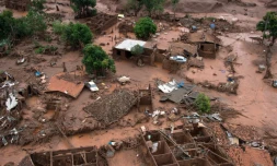 Une vue aérienne de dommages après la rupture d'un barrage de déchets de minerai de fer près du village de Bento Rodrigues dans l'État de Minas Gerais, dans le sud-est du Brésil, le 6 novembre 2015