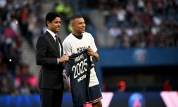 Kylian Mbappé et le président du PSG Nasser Al-Khelaifi après l'annonce de la prolongation du contrat de l'attaquant avant le match de L1 contre Metz, le 21 mai 2022 au Parc des Princes