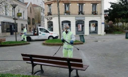 Un employé municipal désinfecte une place de Suresnes, près de Paris, le 18 mars 2020