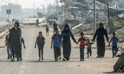 Des Palestiniens fuient l'est d'al-Boureij dans le centre de la bande de Gaza à la suite d'un bombardement israélien sur la ville, le 5 juin 2024