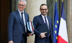 Le ministre de l'Economie et des finances Bruno Le Maire (g) et le ministre délégué aux Comptes publics Thomas Cazenave, sur le perron de l'Elysée, à Paris, le 12 décembre 2023