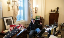 Richard Barnett, après son intrusion dans le bureau de la chef de file des démocrates à la Chambre des représentans, Nancy Pelosi, mercredi