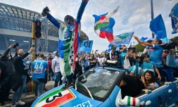 Des supporters de Naples devant le stade Diego-Maradona le 30 avril 2023