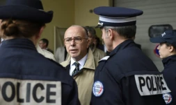 Le ministre de l'Intérieur, Bernard Cazeneuve arrive au poste de police de Saint-Denis, le 5 octobre 2015