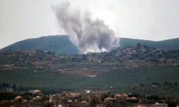 Un panache de fumée après une frappe aérienne israélienne sur le village de Zibqin, dans le sud du Liban, le 17 mai 2026 