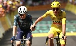 Le coureur slovÚne Tadej Pogacar (à droite) et son rival danois Jonas Vingegaard (à gauche) cà l'arrivée de la 11e étape du Tour de France, au Lioran, le 10 juillet 2024
