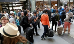 Des voyageurs dans la gare Montparnasse à Paris, le 30 juillet 2017 après une interruption du trafic pour des raisons techniques