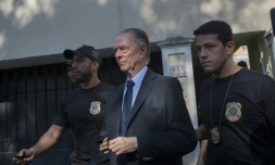 Le président du Comité olympique brésilien Carlos Nuzman (c) quitte son domicile escorté par la police, le 5 octobre 2017 à Rio de Janeiro
