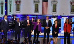 Les candidats à l'investiture démocrate arrivent sur le plateau du débat à Miami, en Floride, le 26 juin 2019