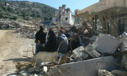 Des habitants libanais de retour dans leur village, au milieu des gravats à Aadaïssé, au Liban, le 18 février 2025