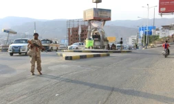 Les forces de sécurité yéménites patrouillent dans la ville portuaire de Moukalla, à 480 km à l'est d'Aden