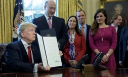 Le président américain Donald Trump signe deux décrets ordonnant un réexamen de la réglementation financière élaborée après la crise financière de 2008, en particulier la loi Dodd-Frank sur la réforme de Wall Street, le 3 février 2017 à Washington