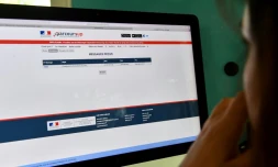 Une lycéenne regarde les résultats de ses voeux sur le site de Parcousup, à Lille, le 22 mai 2018