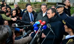 Le ministre de l'Intérieur Bruno Retailleau à Grenoble le 14 février 2025, en présence du maire écologiste Eric Piolle (G) et de la préfète de l'Isère Catherine Seguin (D), après l'attaque à la grenade d'un bar de la ville