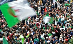 Des Algériens manifestent contre le gouvernement dans la capitale Alger, le 20 décembre 2019