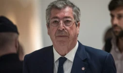 Dans cette photo prise le 13 mai 2019, le maire de Levallois-Perret quitte le palais de justice de Paris aprĂšs le premier jour de son procĂšs.