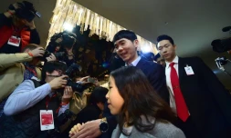 Le Sud-Coréen Lee Se-Dol (c), l'un des plus grands maßtres de go, avec sa fille (c, au premier plan) avant sa 5e et derniÚre partie contre AlphaGo à Séoul, le 15 mars 2016