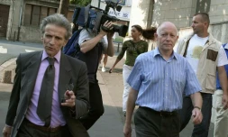 Patrick Henry (D) et son avocat maître Thierry Levy, au tribunal de Caen, le 22 août 2002