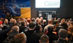 Des Ukrainiens devant un bureau des passeports fermé à Varsovie, le 24 avril 2024