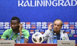 Le sélectionneur du Nigeria Gernot Rohr et le capitaine John Obi Mikel, le 15 juin 2018 à Kaliningrad