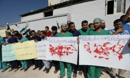 Des médecins et infirmiers manifestent à Atmé, dans la région d'Idleb, en Syrie, le 16 septembre 2018.
