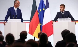Le président français Emmanuel Macron (d) et le chancelier allemand Friedrich Merz, le 29 août 2025 à Toulon, dans le Var