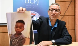 Le directeur interrégional de la police judiciaire (DIPJ) Eric Arella montre la phto d'Osnachi, kidnappé à Marseille, le 5 mai 2019