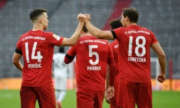 Le milieu du Bayern, Leon Goretzka (d), félicité par son homologue Ivan Perisic pour son but lors du match de Bundesliga face à Francfort, à Munich, le 23 mai 2020