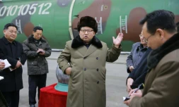 Une photo non datée distribuée par l'agence officielle nord-coréenne KCNA le 9 mars 2016 montrant le dirigeant nord-coréen Kim Jong-Un lors d'une rencontre avec des scientifiques dans un centre de recherche sur les armes nucléaires 