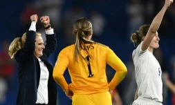 La sélectionneuse de l'Angleterre Sarina Wiegman soulagée comme ses joueuses après avoir écarté l'Espagne en quarts de l'Euro à Brighton, le 20 juillet 2022 