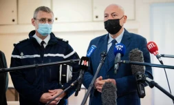 Le procureur de Nßmes Eric Maurel parle aux journalistes aux Plantiers le 12 mai 2021. A ses cÎtés, le colonel de gendarmerie Haas