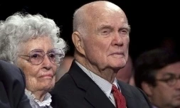 John Glenn (C) et son épouse, le 23 septembre 2012 à New York