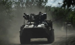 Des militaires ukrainiens à bord d'un blindé faisant route vers la ville de Bakhmout, dans  l'est du pays, le 1er juillet 2023 