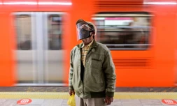 Un homme porte un masque contre le Covid-19 dans une station du métro de Mexico le 28 janvier 2021