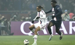 L'attaquant et buteur lyonnais Bradley Barcola devant le défenseur parisien El Chadaille Bitshiabu, le 2 avril 2023 au Parc des Princes