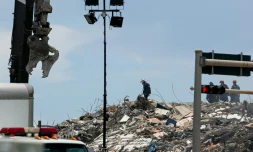 Des secouristes cherchent des survivants dans les ruines de l'immeuble effondré à Surfside, en Floride, le 26 juin 2021