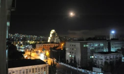 Photo provenant du site internet de l'agence de presse officielle syrienne le 14 avril 2018 d'une explosion dans la banlieue de Damas après des frappes aériennes d'Occidentaux