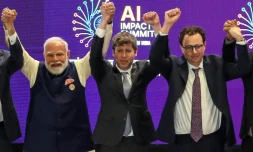 Le Premier ministre indien Narendra Modi (gauche) pose pour une photo de groupe avec des dirigeants d’entreprises d’IA, dont le PDG d’OpenAI Sam Altman (centre) et le PDG d’Anthropic Dario Amodei (droite), lors du sommet dédié à l'IA à New Delhi, le 19 février 2026.