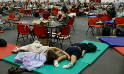 Dans un hall du parc des expositions de Bordeaux qui accueille des personnes évacuées en raison des incendies, le 25 juillet 2026 à Bordeaux