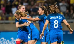 Camille Abily (C) après le 3e but marqué par les Bleues lors du match contre la Colombie le 3 août 2016 à Belo Horizonte