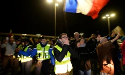Les participants à un convoi anti-pass vaccinal en route vers Paris s'arrêtent à Chartres, le 11 février 2022