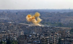 De la fumée s'élève d'un quartier tenu par le gouvernement syrien lors de combats contre les rebelles, le 20 octobre 2016 à Alep