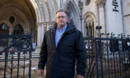 Thierry Lemétayer, fils de l'un des cinq marins décédés dans le naufrage du Bugaled Breizh, devant la Haute cour à Londres le 4 octobre 2021